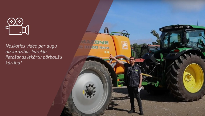 Inspektors norāda uz uzlīmi, kas piestiprināta AAL lietošanas iekārtai