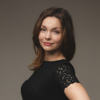 Tumšmataina sieviete