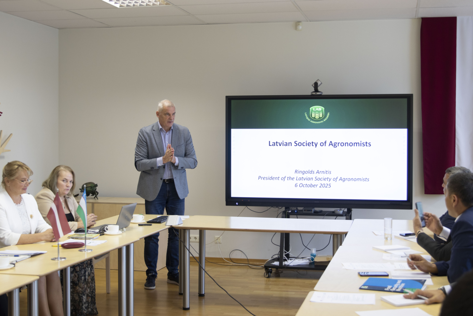 Latvijas Agronomu biedrības prezidents R. Arnītis sniedz runu