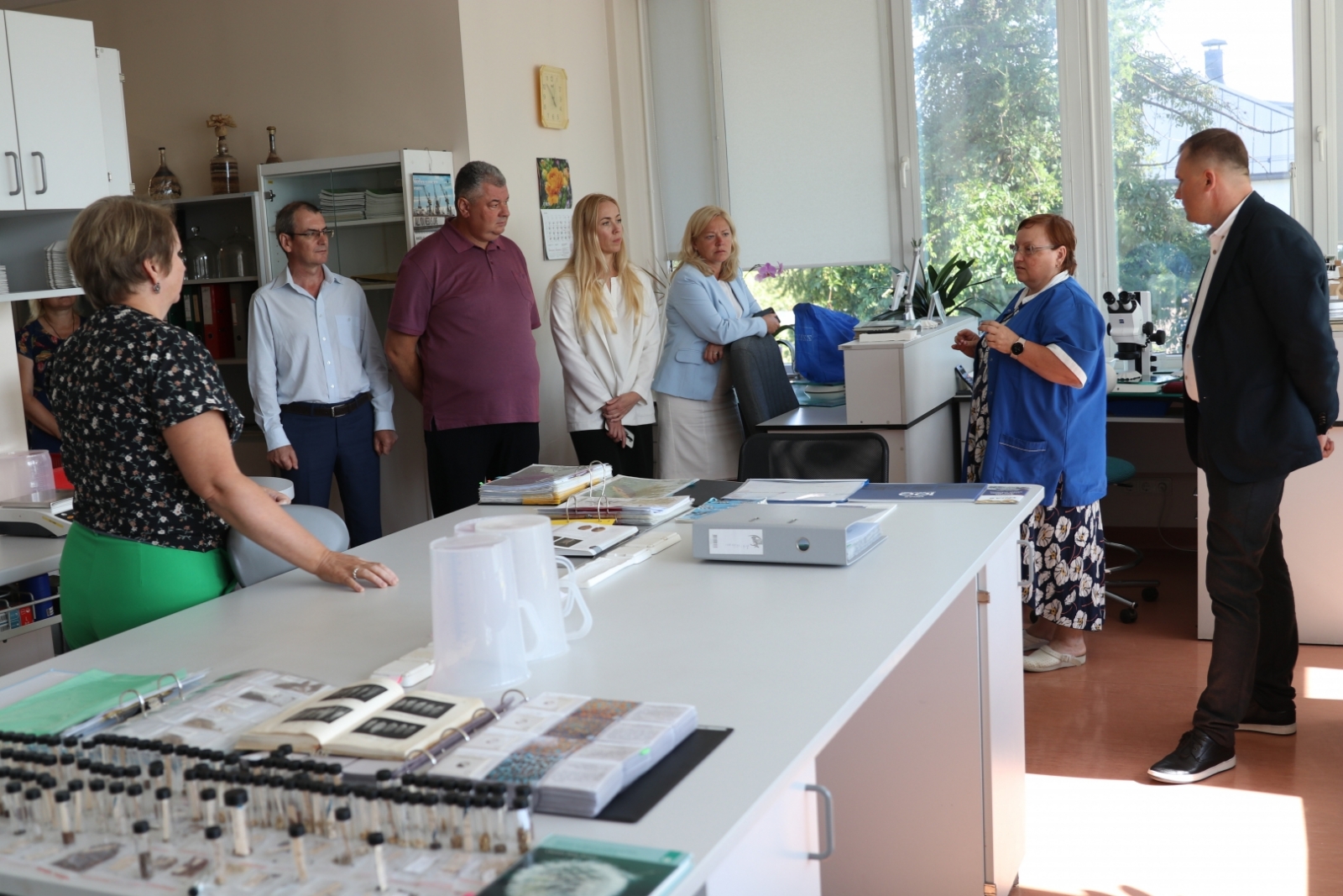 Nacionālajā sēklu kontroles laboratorijā, uz galda priekšplānā sēklu paraugi
