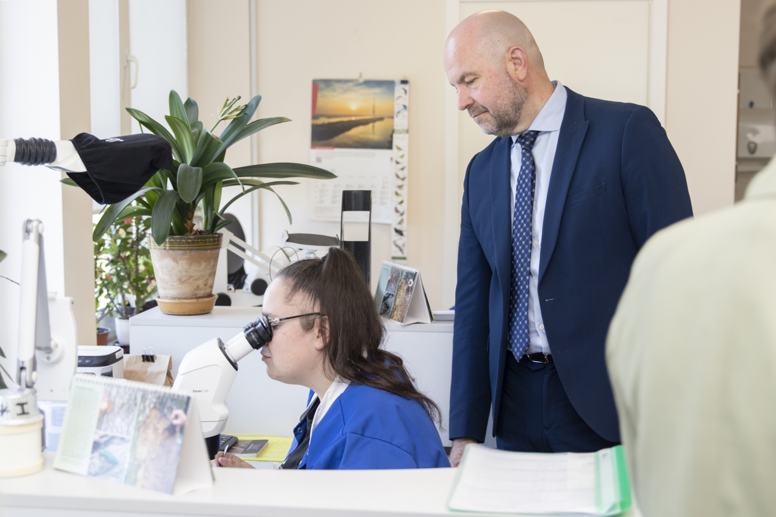 cilvēki laboratorijā