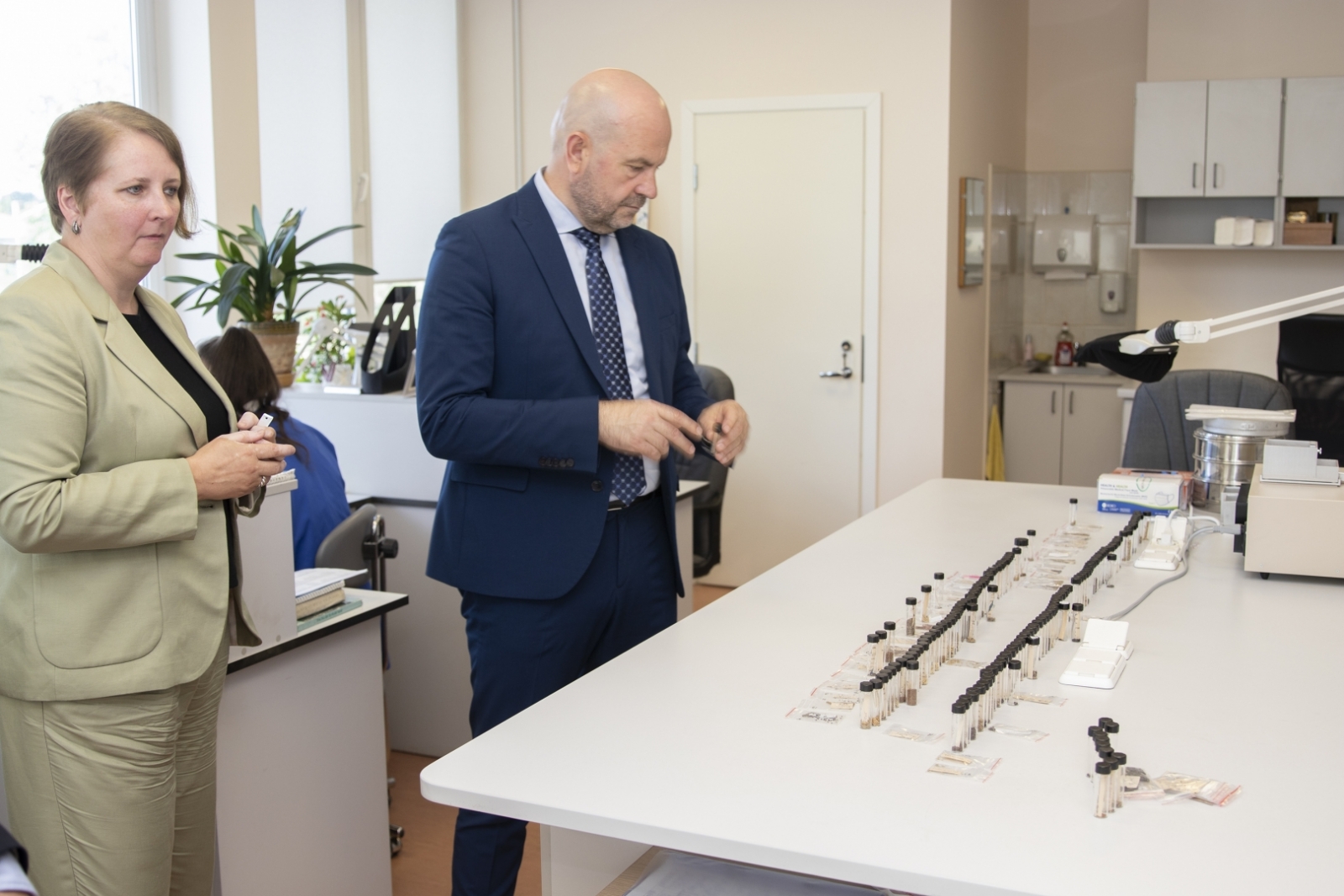 cilvēki laboratorijā