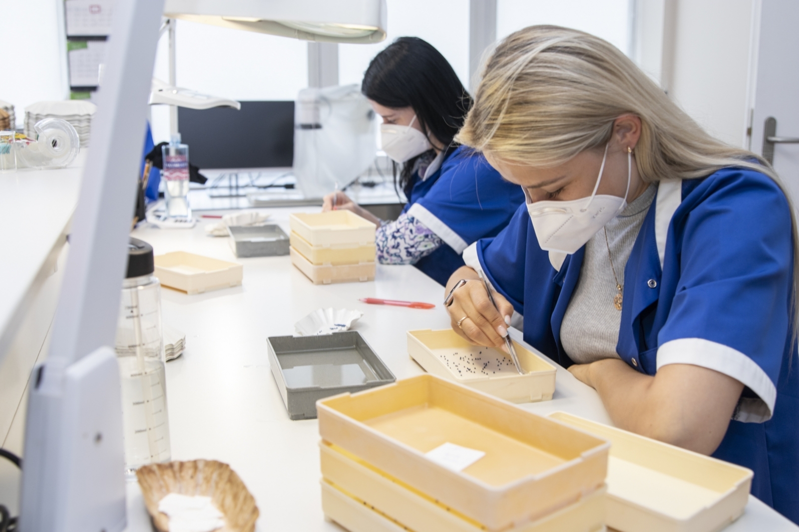 cilvēki laboratorijā