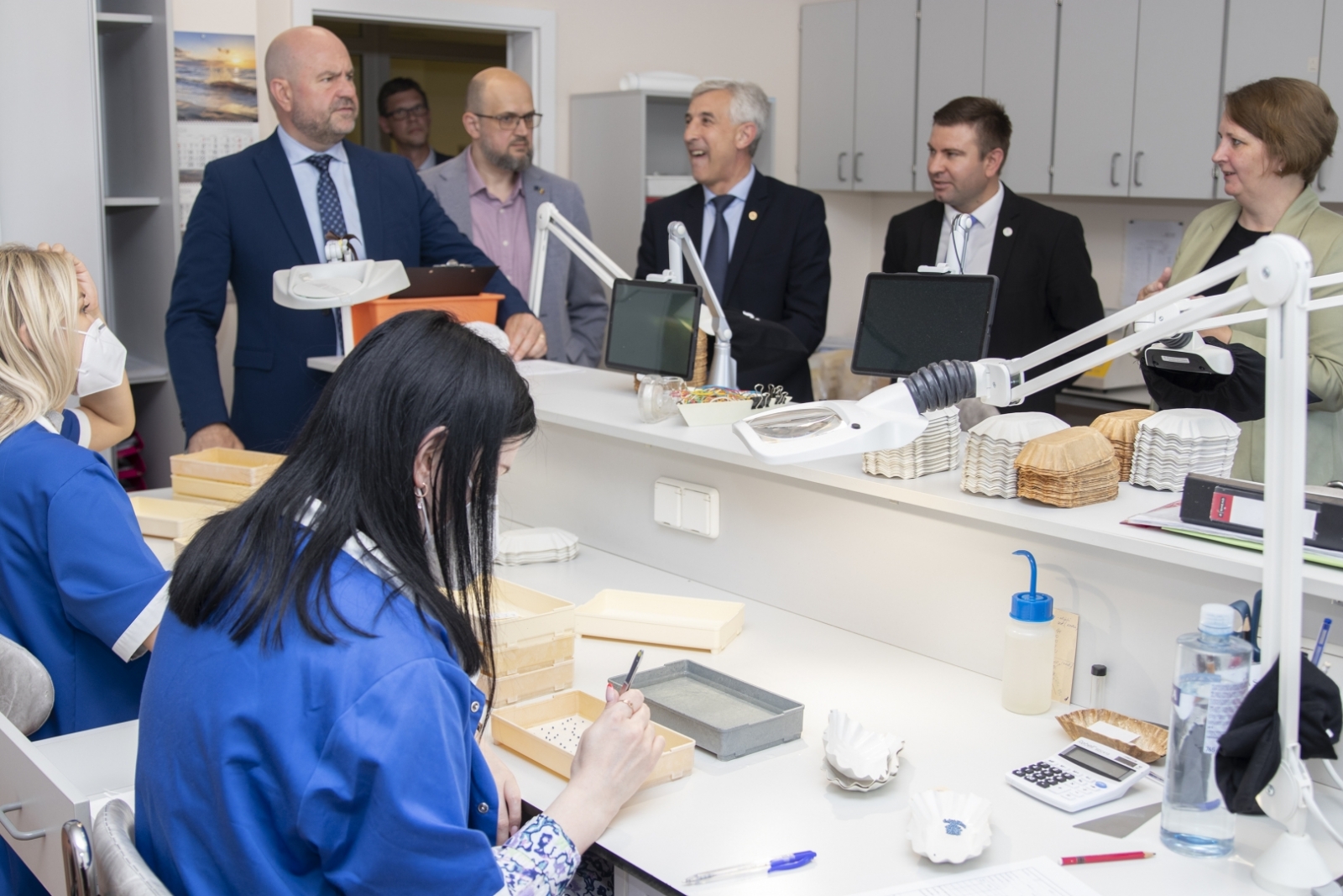 cilvēki laboratorijā