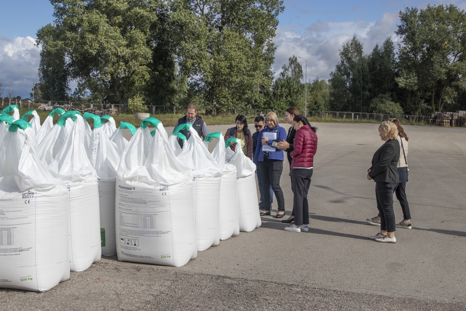 Eksperti aplūko lielus minerālmēslu maisus