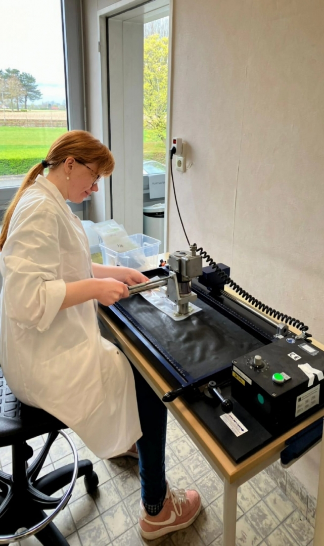 Laura Celma laboratorijā veic paraugu testēšanu