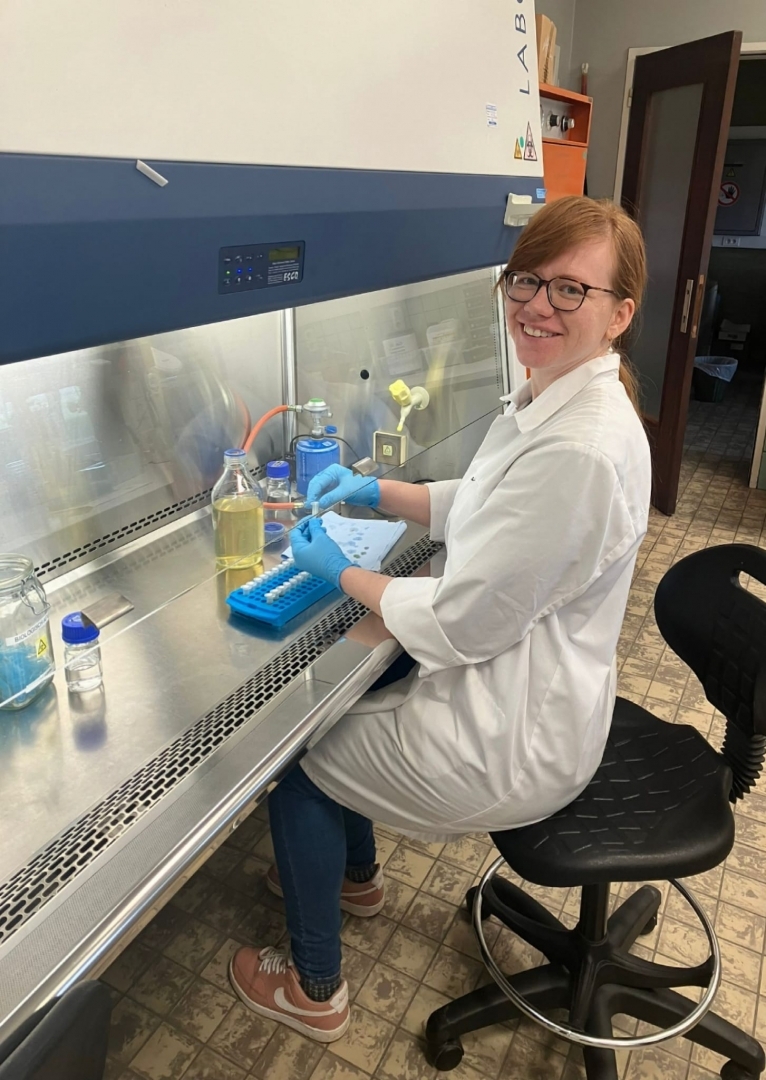 Laura Celma darba vietā laboratorijā, veic paraugu testēšanu