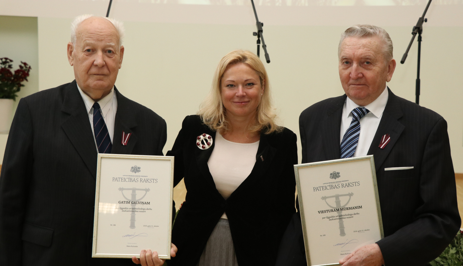 Ministru prezidenta Pateicības rakstus pasniedz Gatim Galviņam un Viesturam Mūrmanim