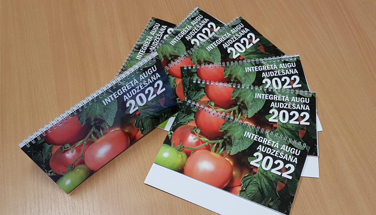 Vairāki kalendāri izlikti uz galda