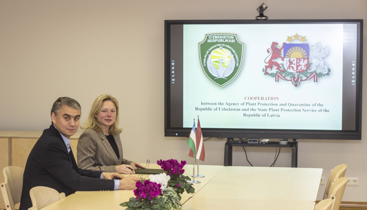 VAAD direktore K. Lomakina un Uzbekistānas kolēģis S. M. Sultanovs paraksta sadarbības protokolu