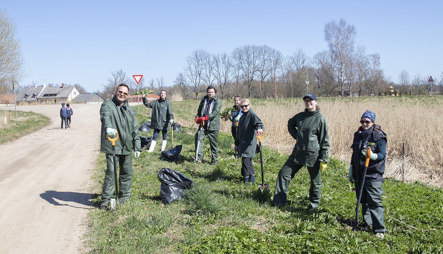 Lielās talkas dalībnieki latvāņu ierobezošanas talkā