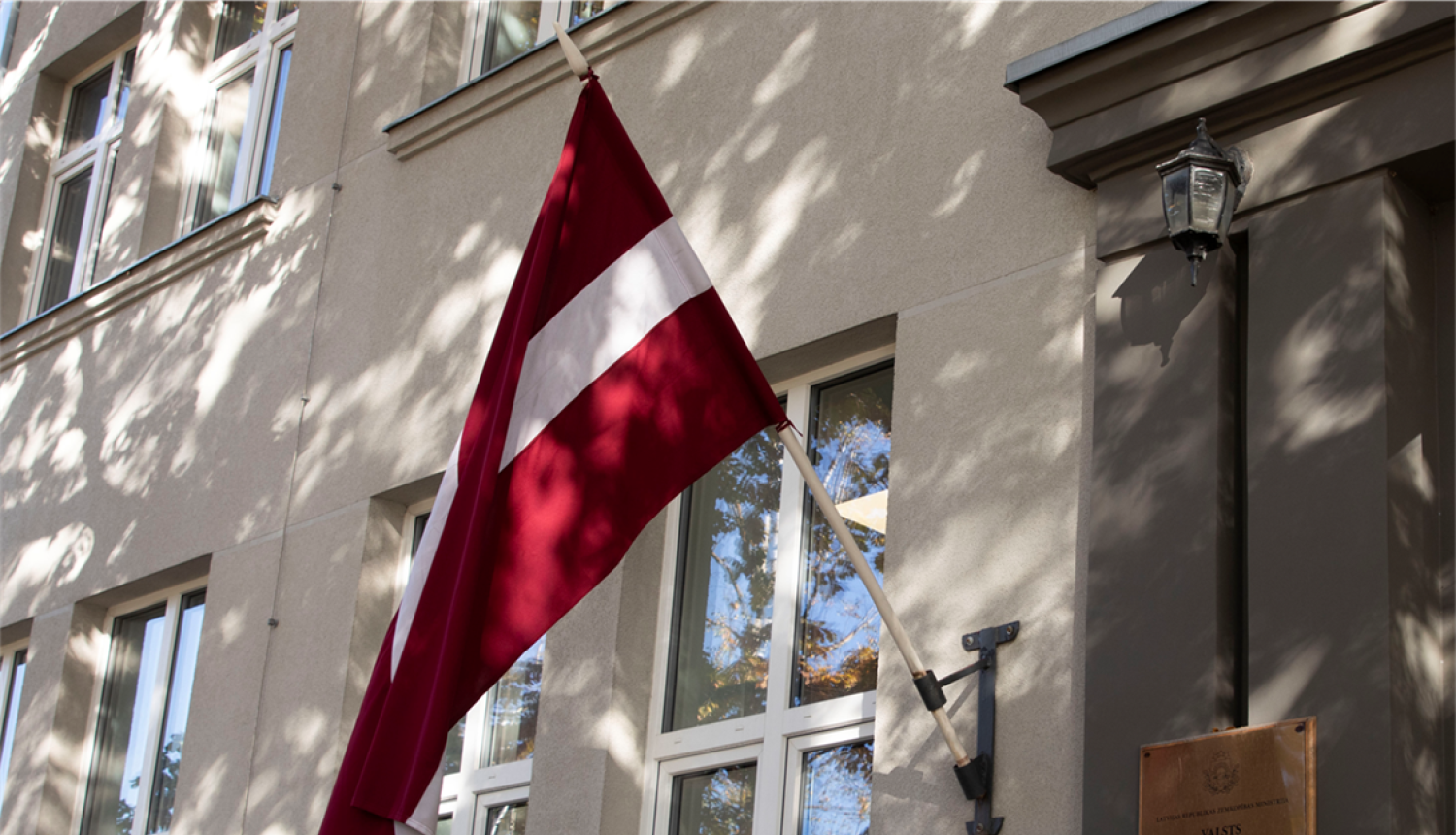 Latvijas karogs pie VAAD ēkas fasādes