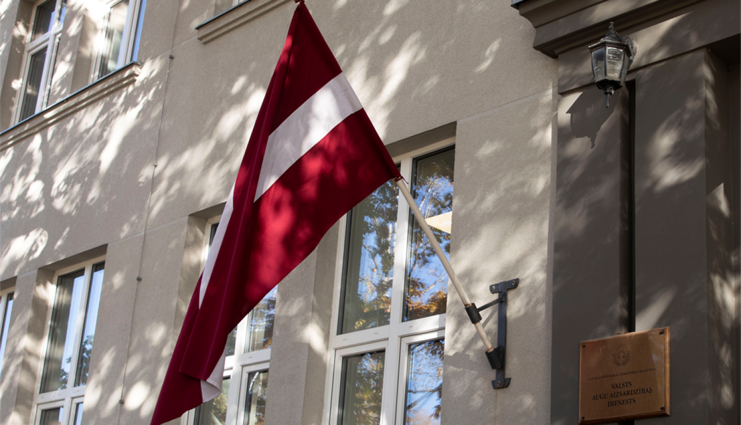 Latvijas karogs pie VAAD ēkas fasādes