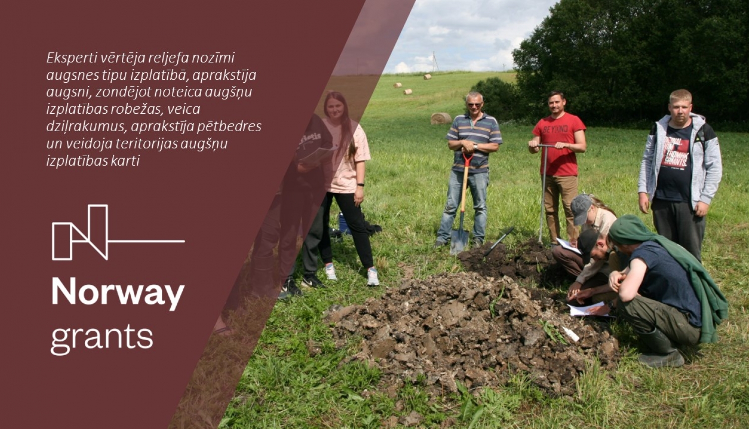 Cilvēki uz lauka pie izraktas bedres veic augsnes izpēti, teksts ar projekta logo