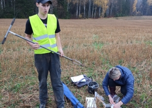 Norvēģijas Bioekonomikas pētījumu institūta pārstāvji demonstrētē lauka darbus