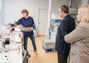 I. Sabitova Uzbekistānas ekspertam un VAAD direktorei rāda laboratorijas iekārtas 